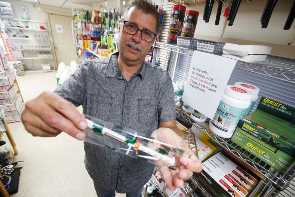 JOHN WOODS / WINNIPEG FREE PRESS
Glenn Miller, owner of Anola Feed & Farm Supply in Anola shows the dosage guide for horses on an Ivermectin syringe in his store Thursday. Miller has posted signs in his store saying that the horse deworming medication is intended for veterinary use only.