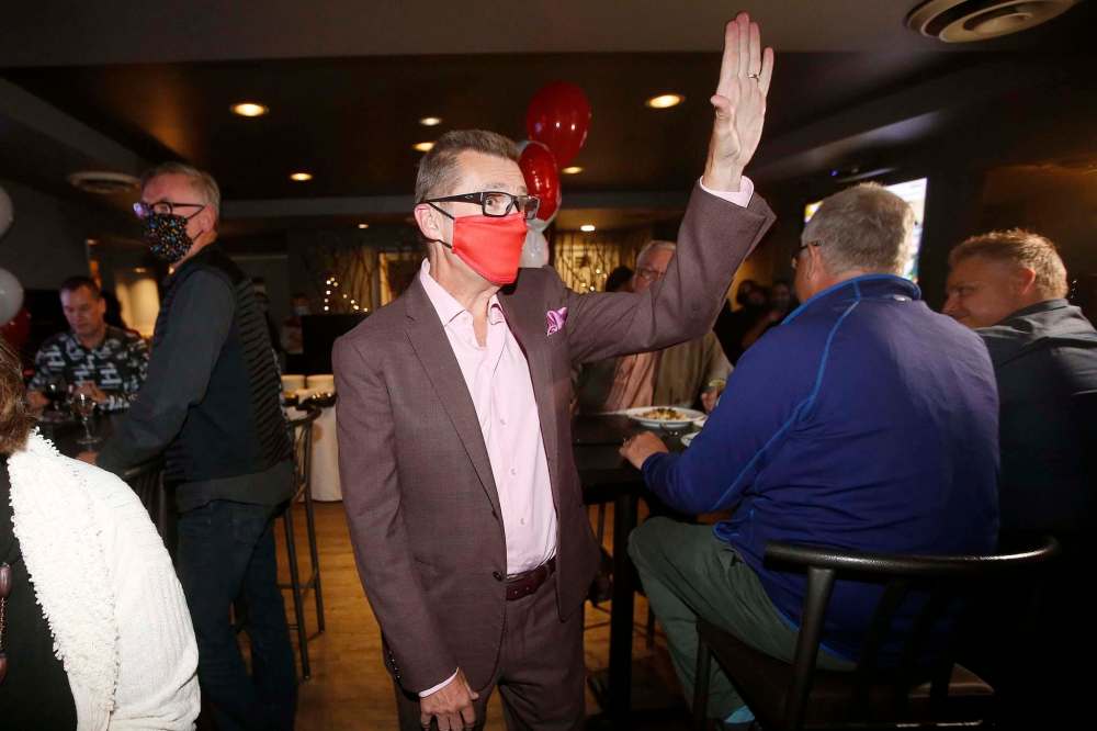 JOHN WOODS / WINNIPEG FREE PRESS
As the results rolled in Monday, Eyolfson dined with supporters at the Cork & Flame restaurant and bar.