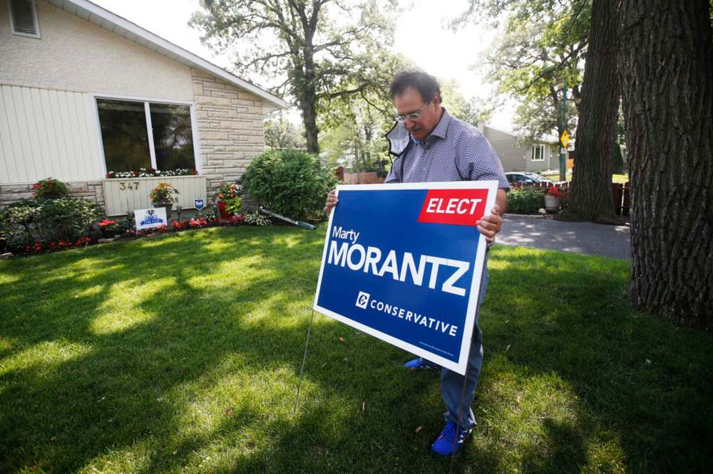 JOHN WOODS / WINNIPEG FREE PRESS FILES
Marty Morantz posts one of his federal election signs in his 2021 campaign in Winnipeg. Morantz led the race to represent the Charleswood—St. James—Assiniboia—Headingley riding by 109 votes as of Tuesday afternoon.
