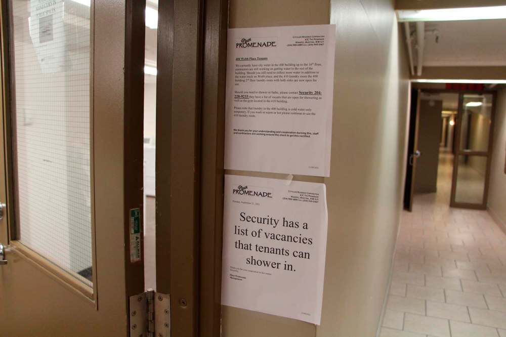 GABRIELLE PICHE / WINNIPEG FREE PRESS
Management posted notices about the water shortage near the laundry room where residents could get water.