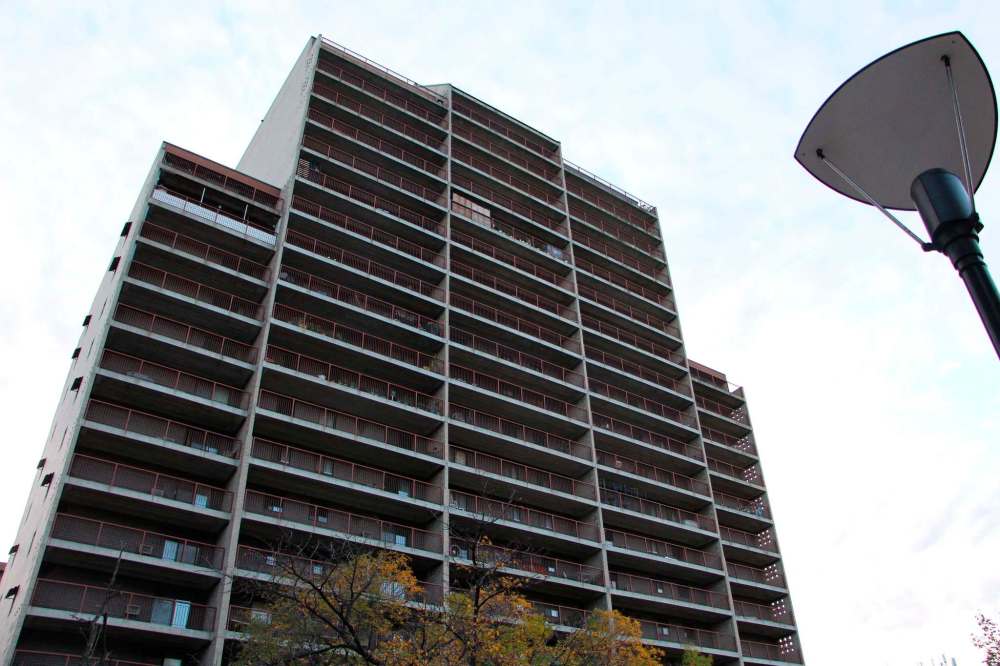 GABRIELLE PICHE / WINNIPEG FREE PRESS
400 Webb Place, part of Place Promenade, where many residents haven’t had water for a week.