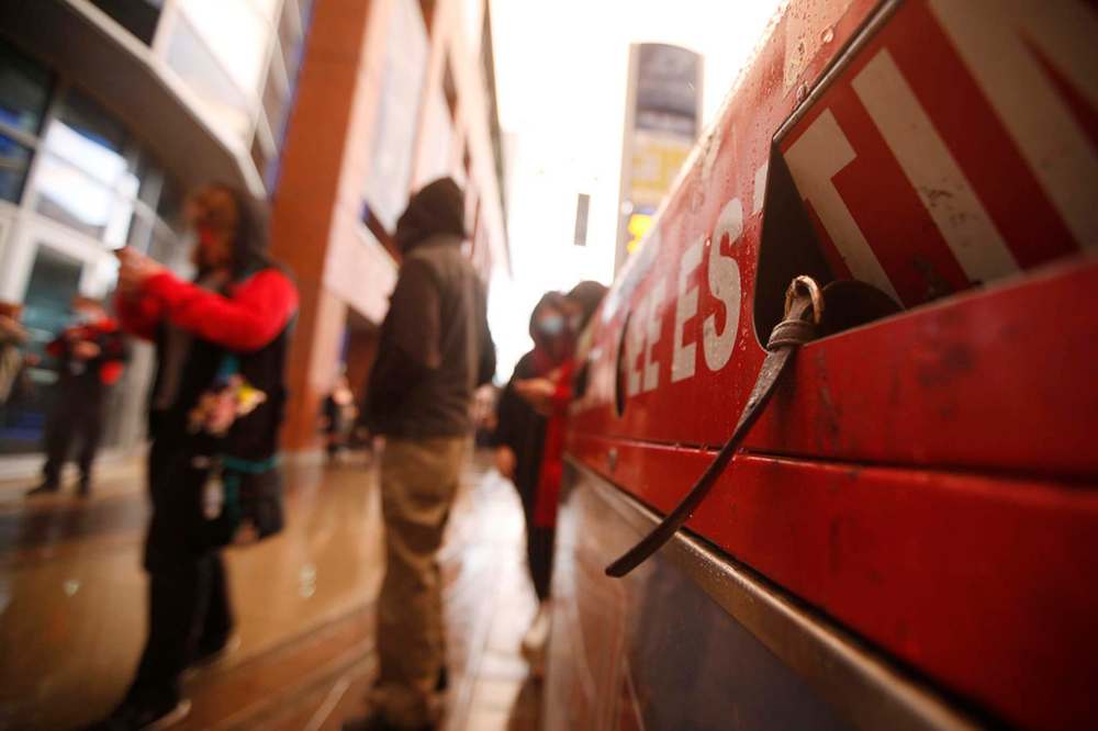 JOHN WOODS / WINNIPEG FREE PRESS
A purse strap hangs out of a garbage can outside of Canada Life Centre. True North Sports and Entertainment Ltd. instituted a new policy for the arena, banning bags with dimensions larger than 12” x 6” x 3”.