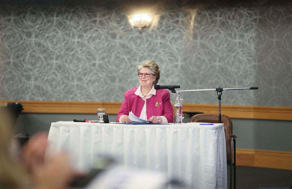 JESSICA LEE / WINNIPEG FREE PRESS
Susan Thompson, Winnipeg's first female mayor, moderates the Conservative leaders debate.