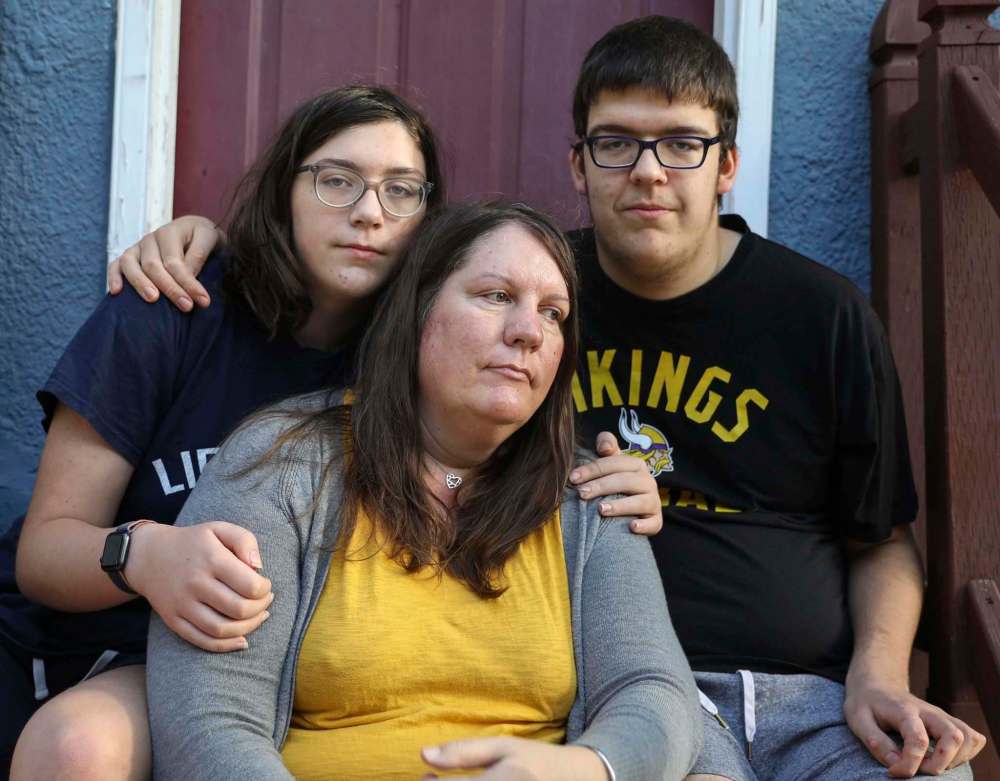 JESSICA LEE / WINNIPEG FREE PRESS Jennifer Westdal and her daughter Veronica and son Robertson pose for a portrait at their home on September 30, 2021. Westdal’s husband, Paul, died after cardiac surgery in April 2020. He made her promise if he died she wouldn’t hold a funeral until more people could attend. The funeral was held last week. Reporter: Kevin