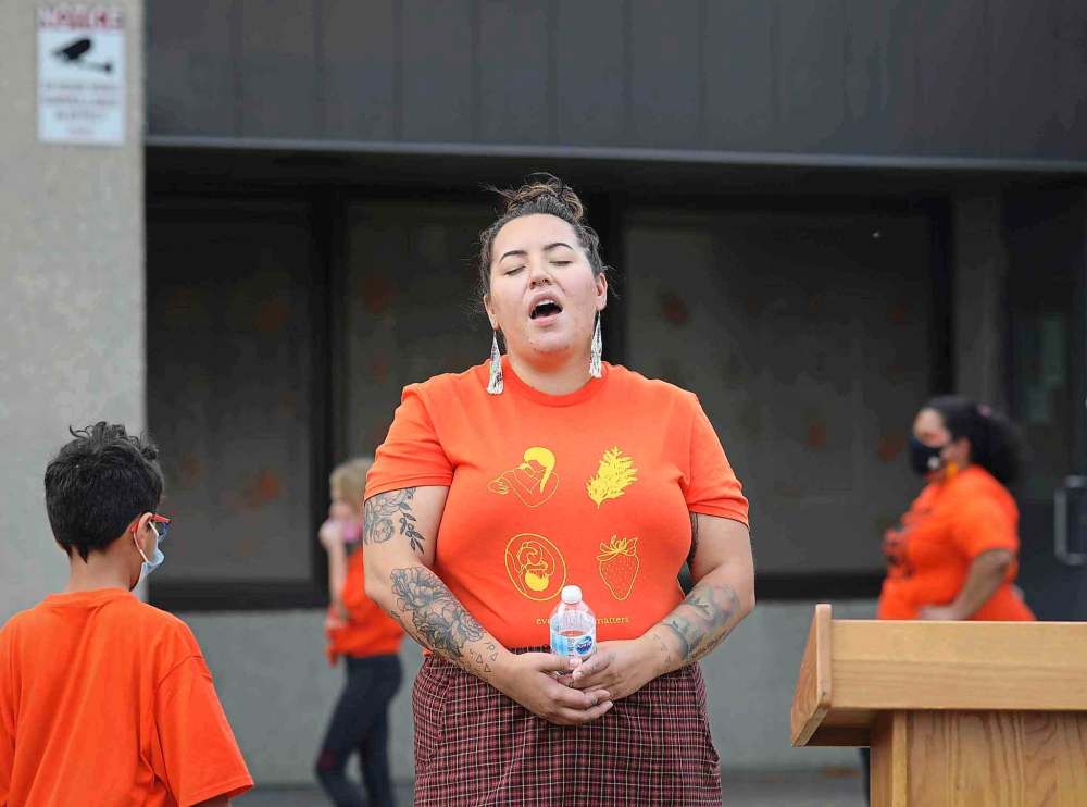 Sarah DeLaronde sings a song at Ma Mawi Wi Chi Itata Centre. (Jessica Lee / Winnipeg Free Press)