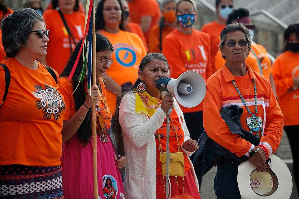 Elder Geraldine Shingoose speaks to a crowd of several thousand on the National Day for Truth and Reconciliation Thursday. (John Woods / The Canadian Press)
