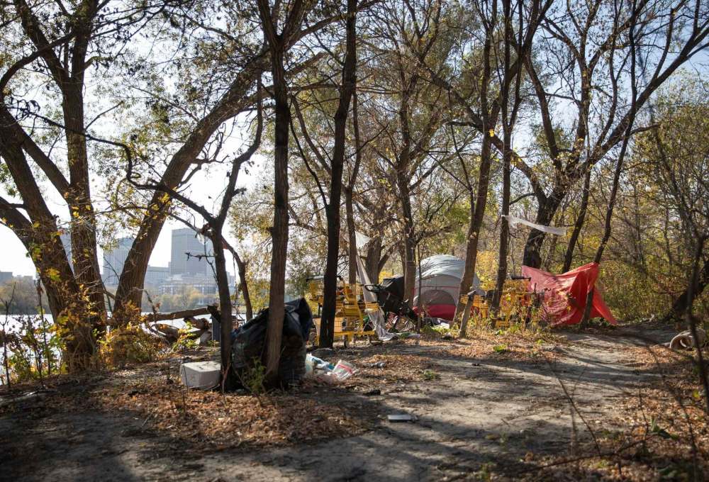 JESSICA LEE / WINNIPEG FREE PRESS Tents by the Red River on October 7, 2021. Reporter: Malak