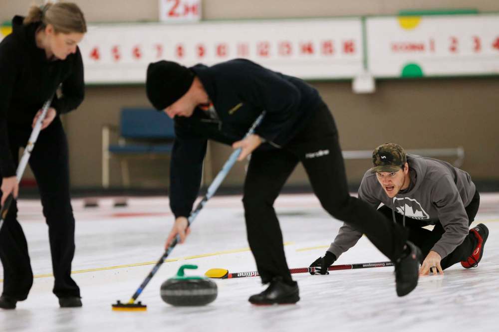 JOHN WOODS / WINNIPEG FREE PRESS
Alex Forrest plays Sean Grassie in the Provincial Mixed Curling Championship at the Granite Curling Club in Winnipeg Monday.
