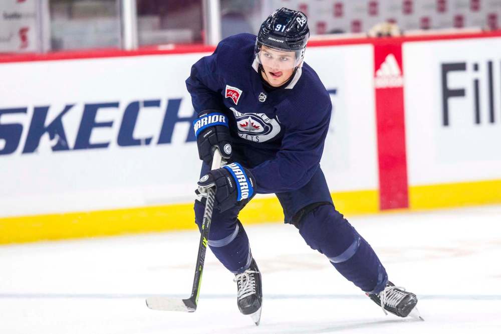 MIKAELA MACKENZIE / WINNIPEG FREE PRESS
Jets rookie Cole Perfetti had family in the stands for his NHL debut Wednesday night in Anaheim.