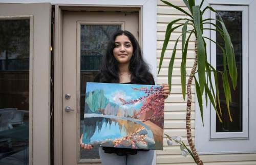 JESSICA LEE / WINNIPEG FREE PRESS
Faiza Malik, 16, shows off one of her untitled paintings at her Winnipeg home. Malik, who moved to Canada nine years ago from Afghanistan, credits art and creativity with helping her transition to her new life here.