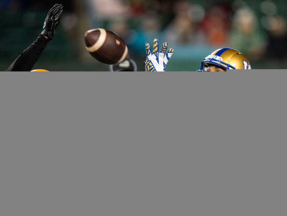 Winnipeg Blue Bombers’ Kenny Lawler (89) makes the catch as Edmonton Elks’ Jonathon Mincy Sr. (2) tries to stop him during first half. (Jason Franson / The Canadian Press files)
