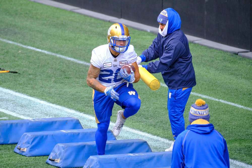 MIKE DEAL / WINNIPEG FREE PRESS
Winnipeg Blue Bombers Brady Oliveira (20) and a sidelined Andrew Harris during practice at IG Field Tuesday morning.