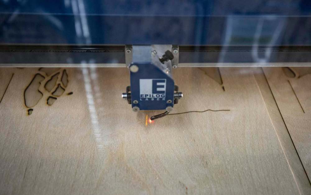 JESSICA LEE / WINNIPEG FREE PRESS
A laser cutter at North Forge Fabrication Lab cuts a shape. The lab allows members to use all of their equipment for a monthly fee.