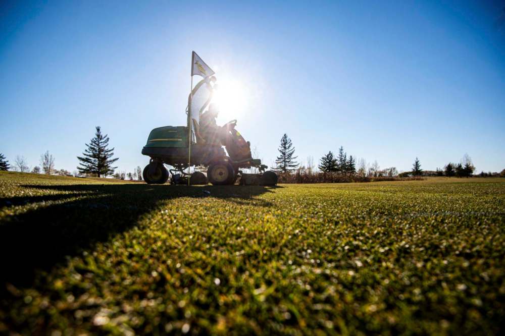Mike Sudoma / Winnipeg Free Press
Southside Golf Course Superintendent, Craig Campbell, cuts a temporary golf green Wednesday afternoon to get ready for a weekend full of golfers who will be taking advantage of the warmer temperatures this upcoming weekend.
