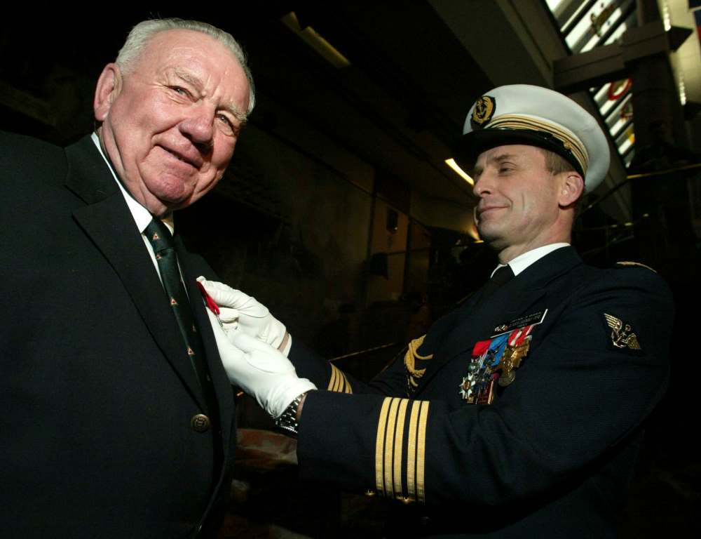 Colleen Kidd / Calgary Herald files
Winnipeg veteran Bill Neil (left) was presented with the Order of the Legion of Honour by France’s Defence Attaché Capitaine de Vaisseau Olivier Casenave-Péré in 2004 during a ceremony at the Museum of the Regiments in Calgary.