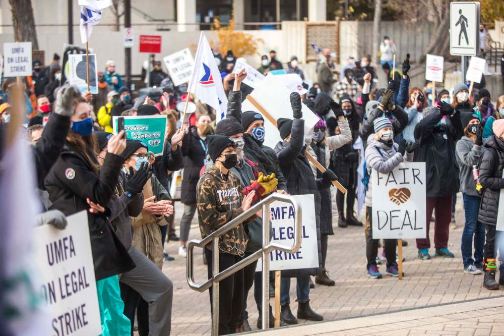 UMFA members, students and supporters rally at the University of Manitoba on Nov. 5. (Mikaela MacKenzie / Winnipeg Free Press files)