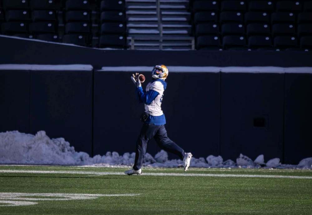JESSICA LEE / WINNIPEG FREE PRESS
Blue Bombers and CFL leading receiver Kenny Lawler pulls in a catch Thursday during practice at IG Field.