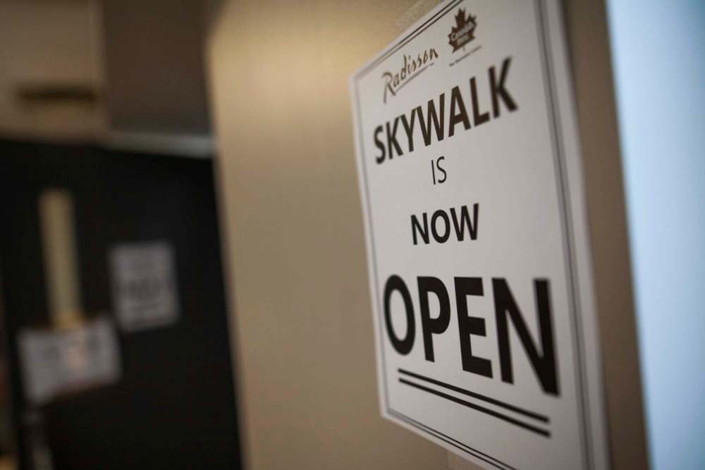Daniel Crump / Winnipeg Free Press.
A sign indicates that the skywalk at Portage Avenue and Donald Street is once again open after it was damaged just after midnight Tuesday night.