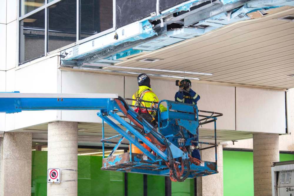 Daniel Crump / Winnipeg Free Press
Workers repair the skywalk at Portage Avenue and Donald Street, damaged when a truck hit the pedestrian overpass just after midnight on Tuesday.