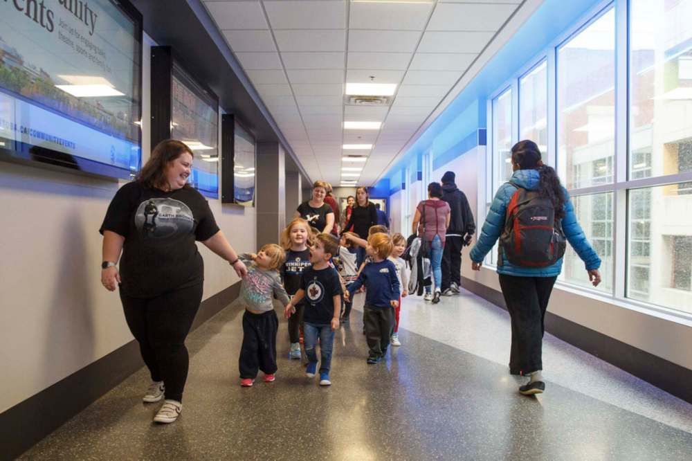 MIKE DEAL / WINNIPEG FREE PRESS FILES
A daycare walks through the skywalk system connected to Bell MTS Place (now Canada Life Centre) in 2019.