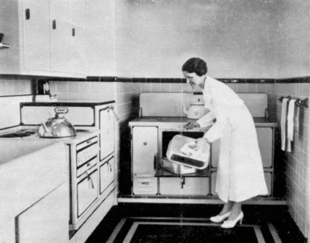 WINNIPEG FREE PRESS ARCHIVES
Madeline Day works in the kitchen located on the fourth floor of the Free Press building on Carlton Street.