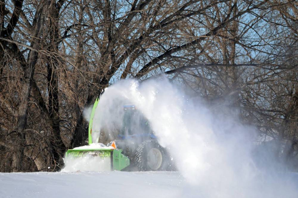 TIM SMITH / THE BRANDON SUN
When in action, snow plows drive hundreds of kilometres of streets and sidewalks, and sometimes they damage things.