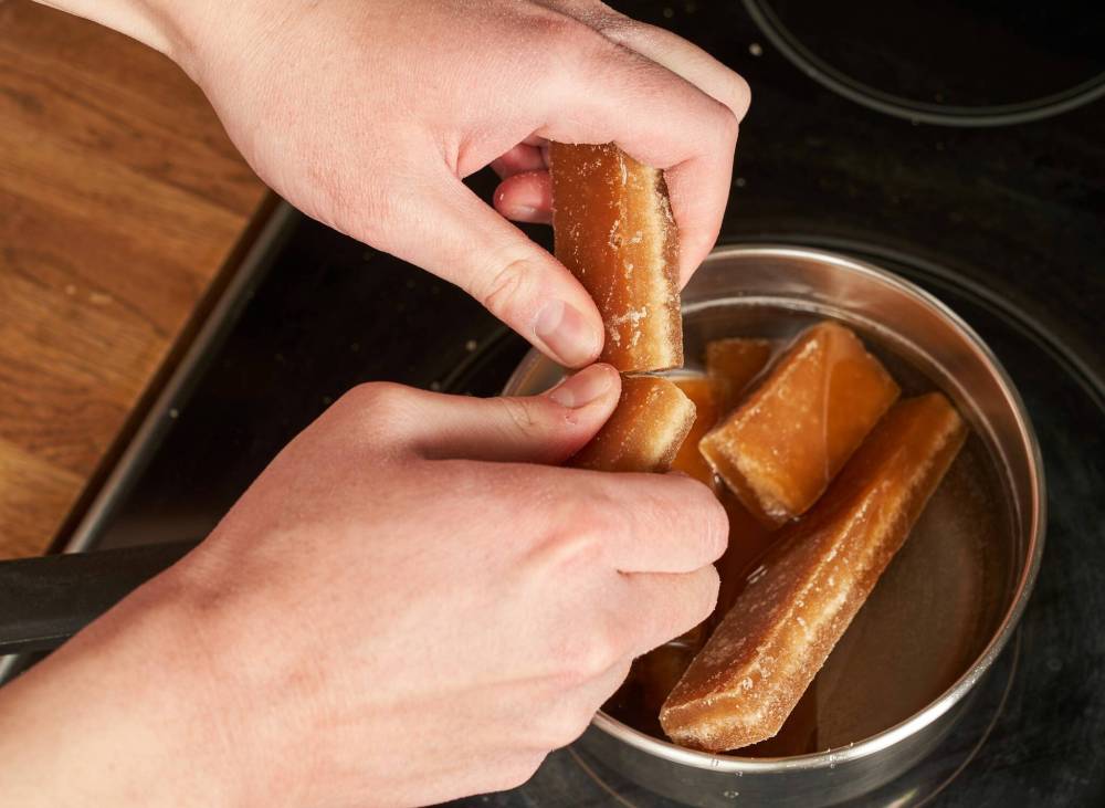 David Lipnowski / Winnipeg Free Press
Jimmy Le breaks up blocks of cane sugar to dissolve in water to make nian gao.