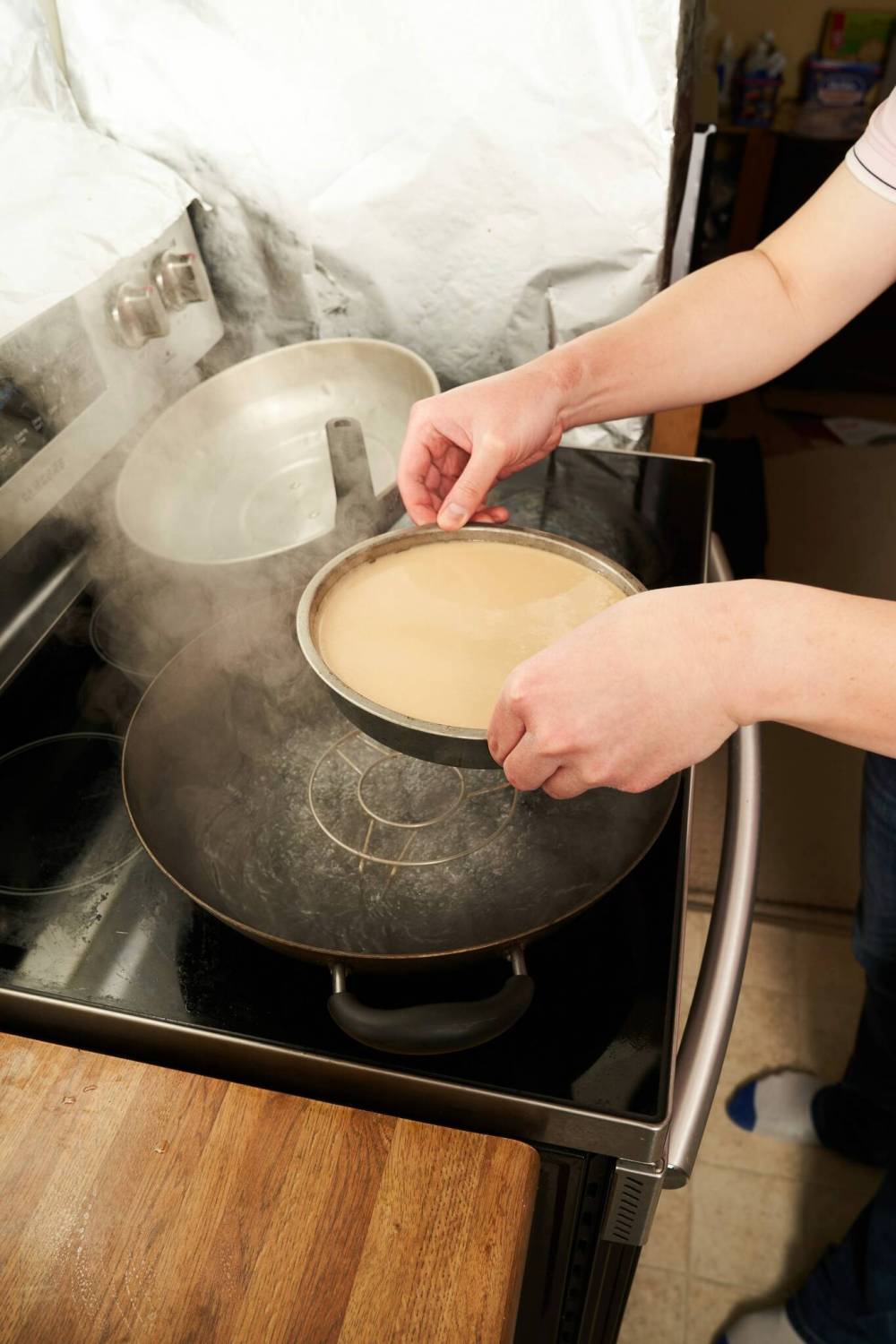 David Lipnowski / Winnipeg Free Press
The cake is steamed over boiling water.