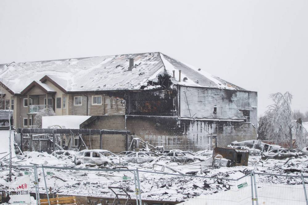 MIKAELA MACKENZIE / WINNIPEG FREE PRESS
The scene of the fire, which burned down a condo complex under construction and singed nearby buildings, on Kimberly Avenue in Winnipeg on Tuesday.