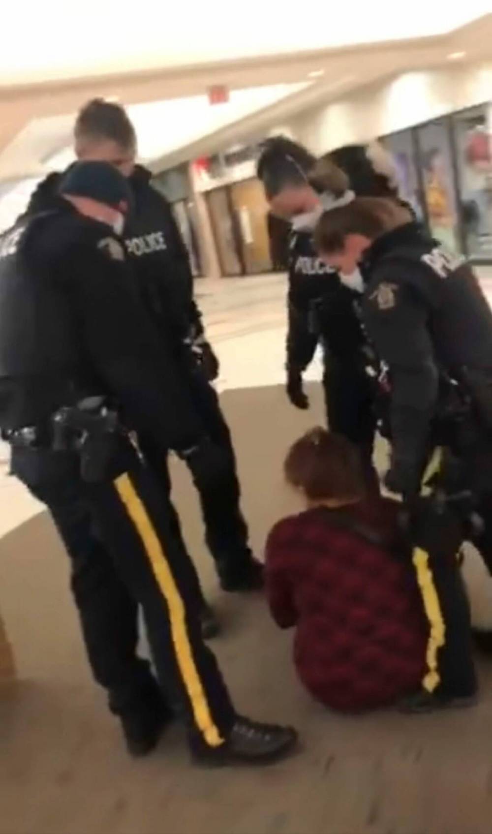 DORI AMOND / FACEBOOK
Police struggled to lift her, as she appeared to stiffen her body, and they dragged her a short distance before stopping and asking her to stand.