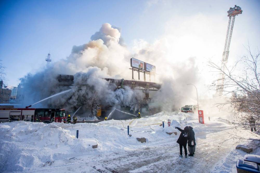 MIKAELA MACKENZIE / WINNIPEG FREE PRESS
Firefighters have yet to determine the scene safe and are still assessing water and smoke damage.