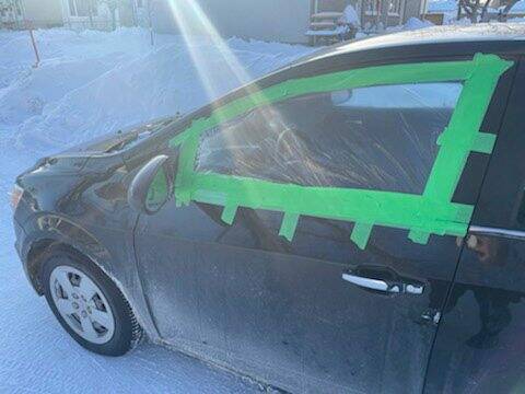 SUPPLIED
The driver side window of Stephanie Roldan-Gutierrez’s vehicle was smashed overnight on Hudson Street near Clarence Avenue, part of a recent rash of vandalism in Fort Garry.