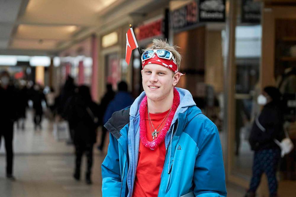 Ty Redl walked around CF Polo Park Mall in protest of wearing a required face mask Saturday. He said it was to “stand up for freedoms, and for free rights we deserve.” (David Lipnowski / Winnipeg Free Press)