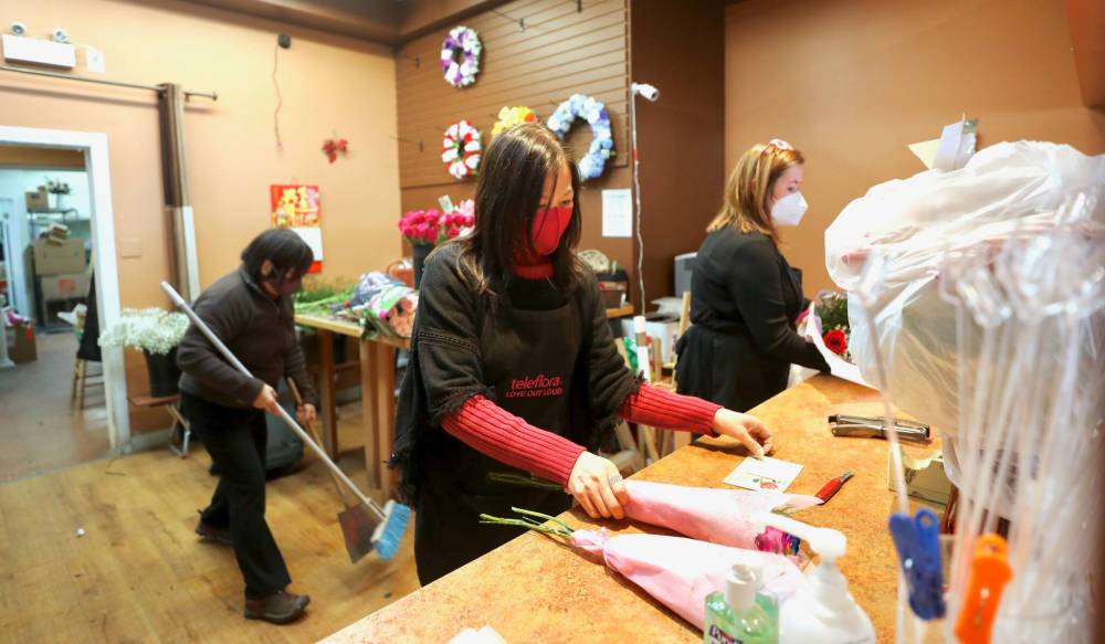 RUTH BONNEVILLE / WINNIPEG FREE PRESS
Roy's Florist shop owner Debby Chan (in red sweater) purchased the business in 2019.