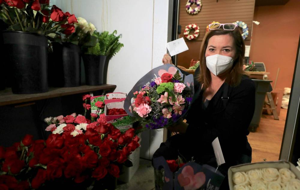 RUTH BONNEVILLE / WINNIPEG FREE PRESS
Designer Terri Holroyd has worked at Roy's Florist shop for over 30 years.