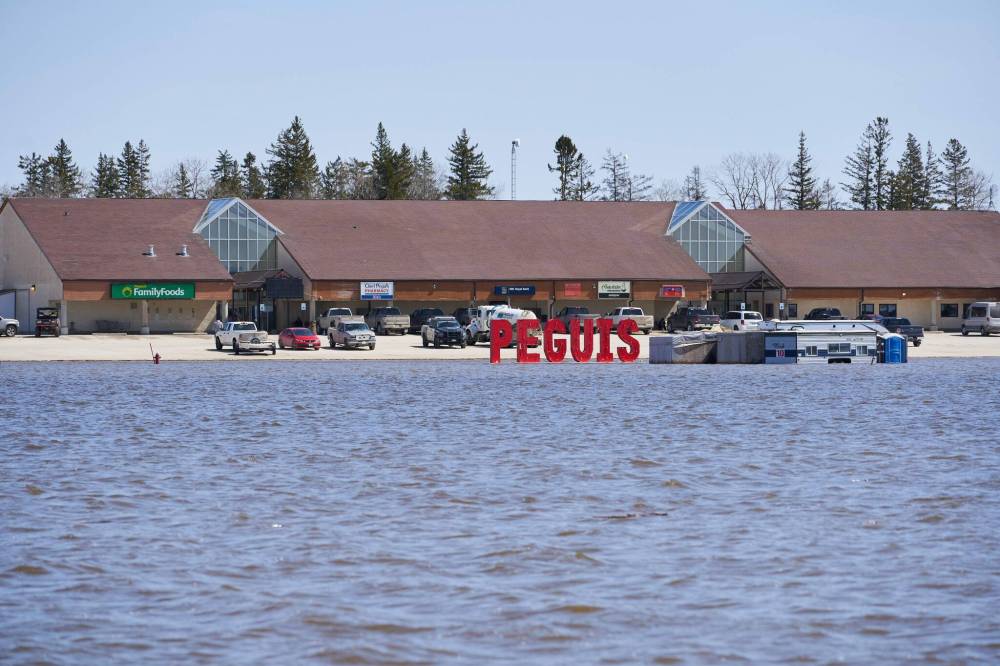 DAVID LIPNOWSKI / THE CANADIAN PRESS
Flooding in Peguis First Nation, Man., on May 4, 2022. More than 1,400 Peguis residents have been forced to leave their homes. Approximately 700 properties have been affected.