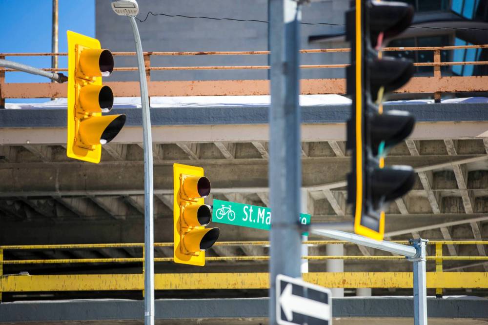 MIKAELA MACKENZIE / WINNIPEG FREE PRESS Northbound lights at Osborne and St. Mary Avenue in Winnipeg on Thursday, Feb. 17, 2022. For Ryan Thorpe story. Winnipeg Free Press 2022.