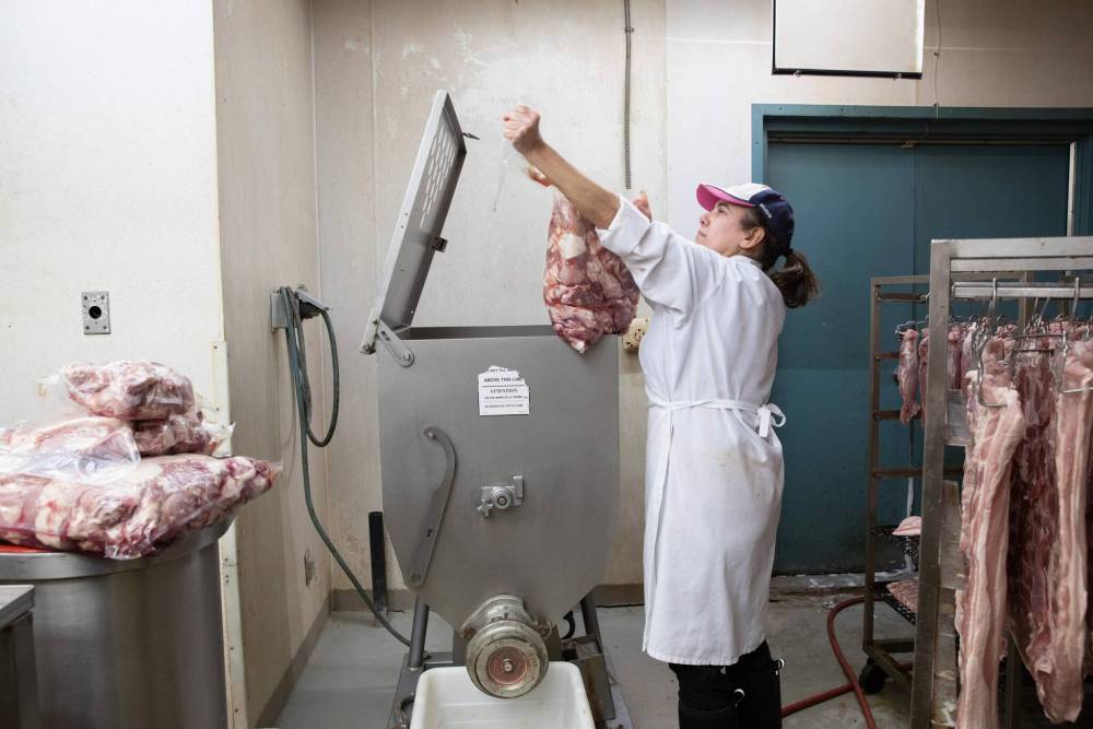 JESSICA LEE / WINNIPEG FREE PRESS
Mansell was busy grinding meat when the reporter arrived.