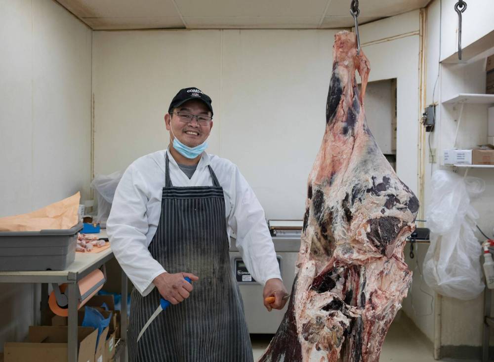 JESSICA LEE / WINNIPEG FREE PRESS
Archito Quisumbing, a butcher at Frig’s, breaks down a carcass.