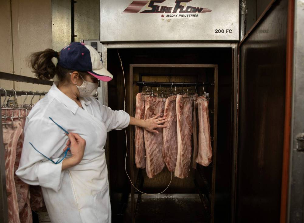 JESSICA LEE / WINNIPEG FREE PRESS
Mansell shows off some bacon in the smoker at Frig’s.