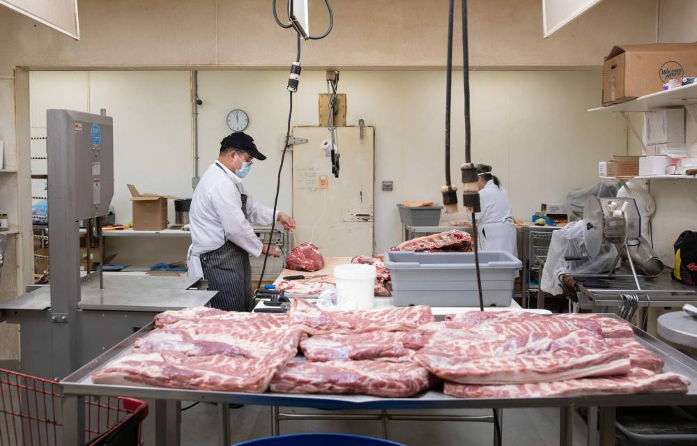 JESSICA LEE / WINNIPEG FREE PRESS
Workers process the day’s selection of meats.
