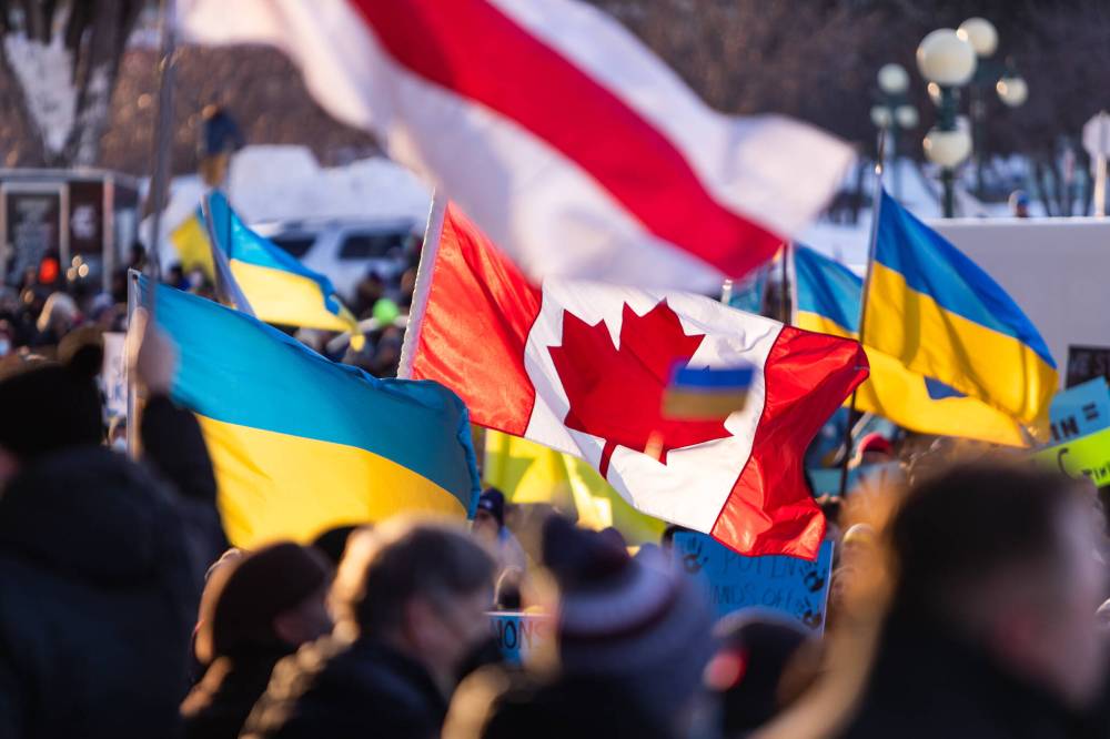 Thousands gathered at the Manitoba legislature in Winnipeg Saturday evening to show their support for Ukraine. (Daniel Crump / Winnipeg Free Press)