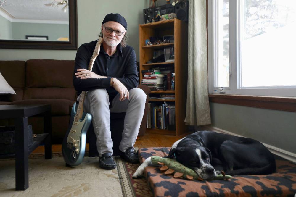 RUTH BONNEVILLE / WINNIPEG FREE PRESS
Vaughan Poyser at home with his pointer hound Abbie. The professional freelance bassist and recording artist has been part of WInnipeg’s music scene for the past 40 years.