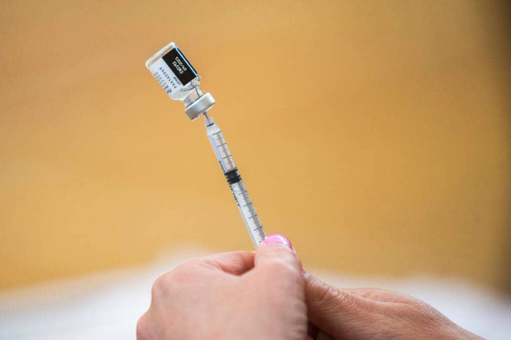 The salary scales for nurses who came out of retirement to work in the COVID-19 pandemic response, but weren’t able to be renew their registration, is being reviewed by the province. (Mikaela MacKenzie / Winnipeg Free Press files)