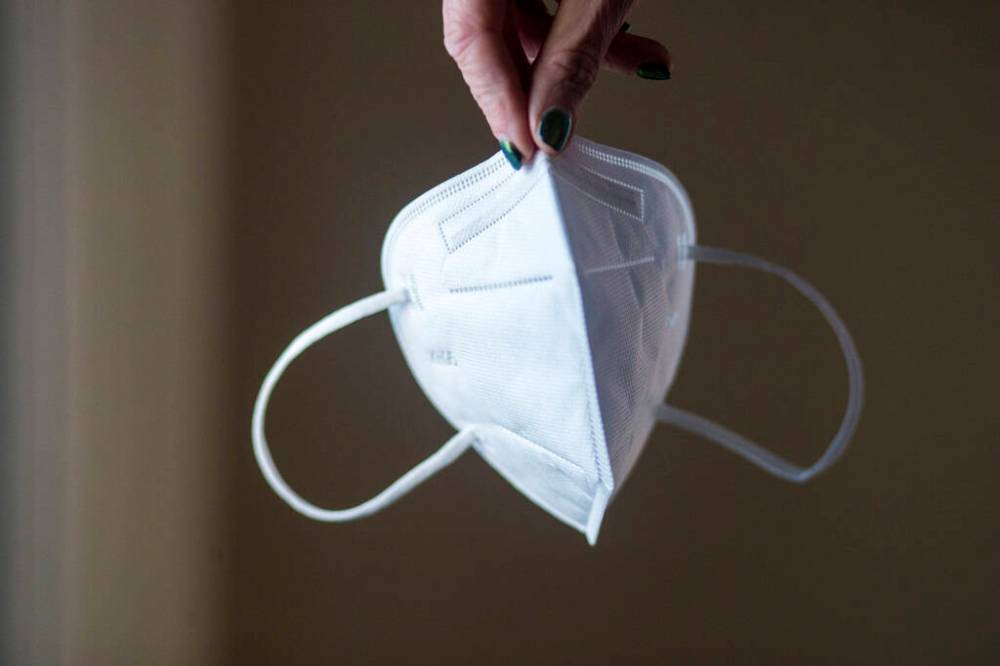 MIKAELA MACKENZIE / WINNIPEG FREE PRESS
Doctors in the province recommended people continue to wear masks in other indoor, public places even after public health orders no longer required them.