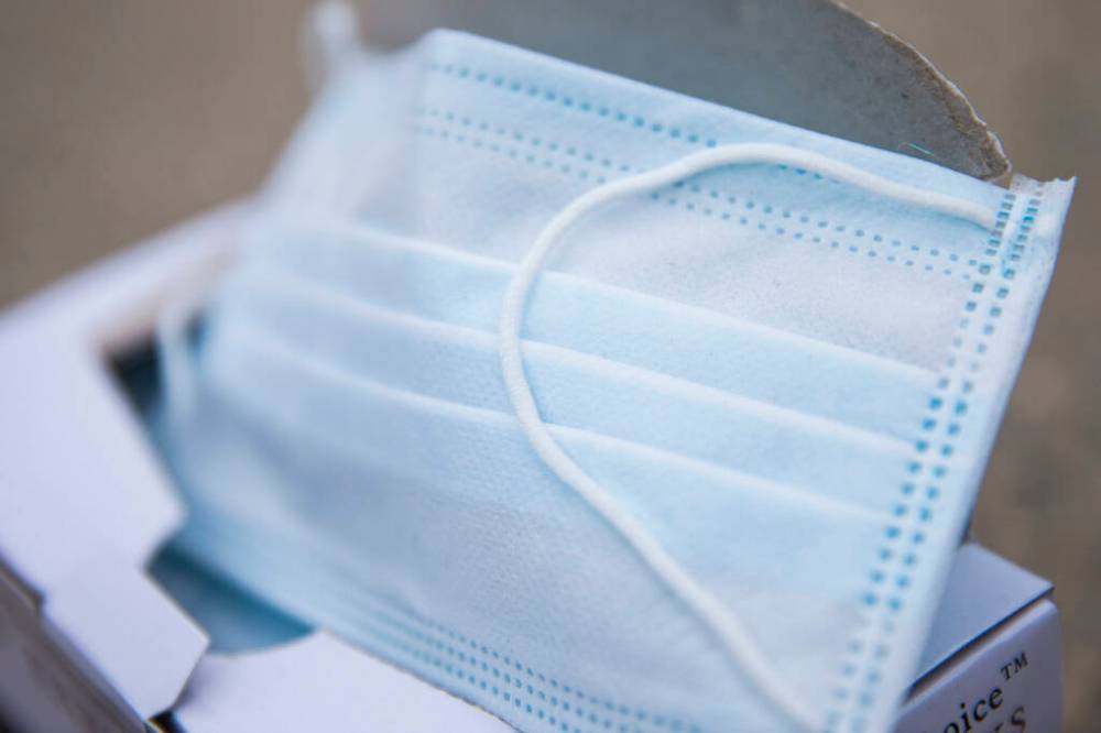 The provincial government will remove public-health orders mandating masks in indoor public places and eliminate isolation requirements for individuals testing positive for COVID-19 Tuesday. (Mikaela MacKenzie / Winnipeg Free Press files)