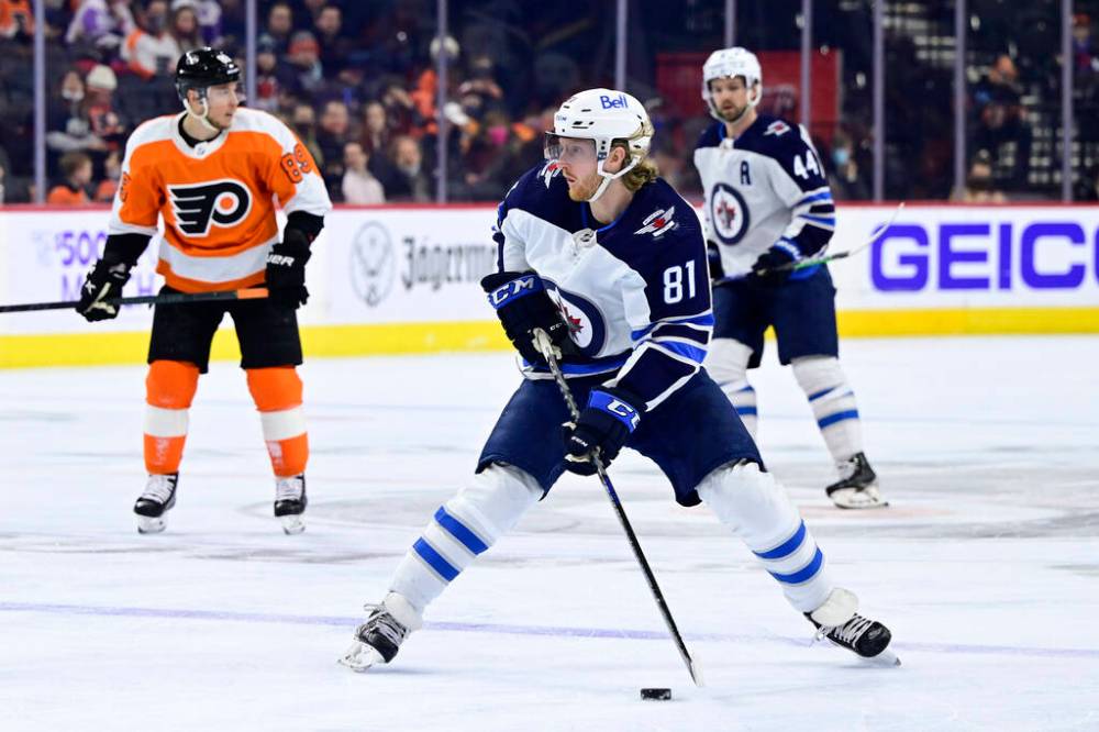 DERIK HAMILTON / ASSOCIATED PRESS PHOTO
Winnipeg Jets’ Kyle Connor looks to pass the puck during the first period of the team’s NHL hockey game against the Philadelphia Flyers in Philadelphia last month.