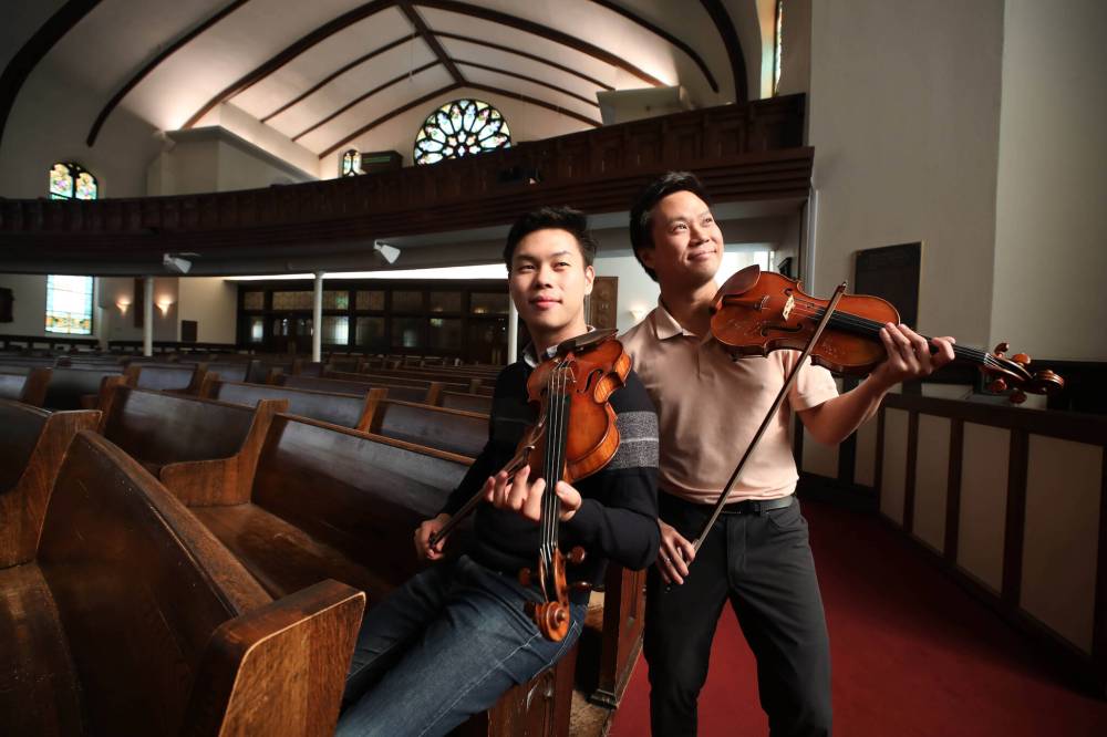 RUTH BONNEVILLE / WINNIPEG FREE PRESS
Canadian violinists Nikki (right) and Timothy Chooi will perform live at Westminster United Church for concerts Tuesday and Wednesday with the Manitoba Chamber Orchestra.