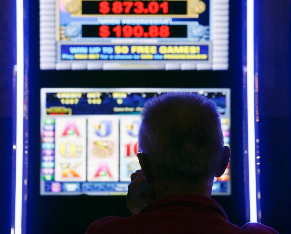 MIKE GROLL, AP / THE CANADIAN PRESS FILES
Licensing fees of $425 each will be absorbed for the next six months for about 450 Manitoba businesses, the province announced Wednesday.