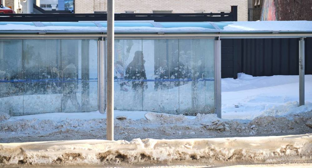 MIKE DEAL / WINNIPEG FREE PRESS FILES
The victim was at a bus shelter at the corner of Portage Avenue and Main Street Monday, when the suspect struck up a conversation and convinced her to walk with him, police said.